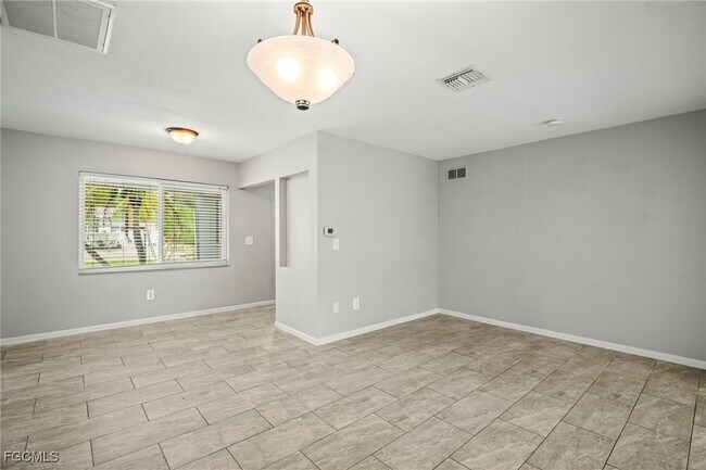Building Photo - 2210 Parkview Dr