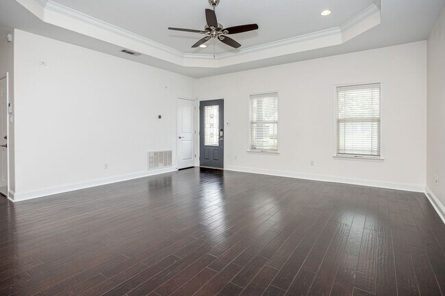Building Photo - Charming Home Move-in Ready!