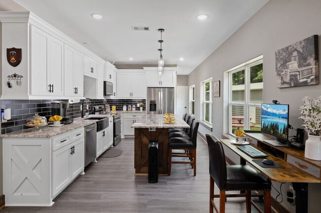 Building Photo - 376 Jill St