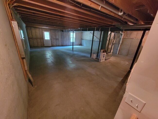 Building Photo - 9318 N Robinhood Ave