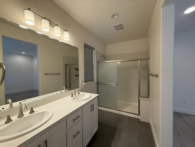 Building Photo - Modern 4-bedroom 3-bath available in Elk Grove