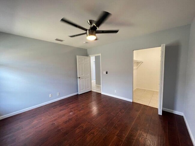 Building Photo - 556 Holly Dr