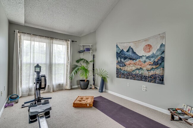 Building Photo - Top Floor Condo with Loft!