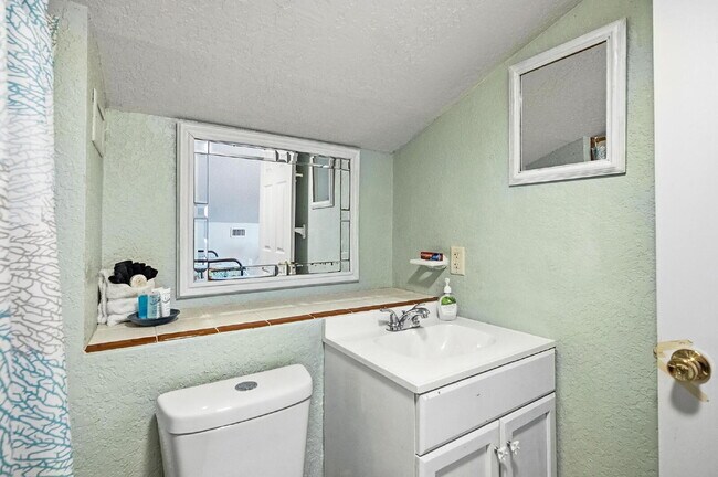 Building Photo - "Cozy & Efficient 1-Bedroom Retreat Steps ...