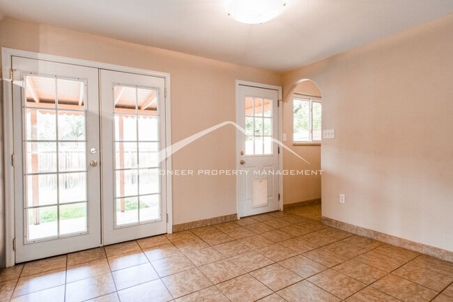 Building Photo - 1/2 Duplex with Central AC and Fenced Yard