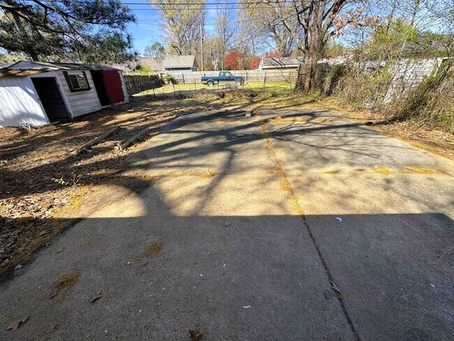 Building Photo - 961 N Perkins Rd