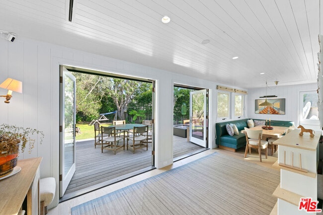 Building Photo - 7038 Dume Dr