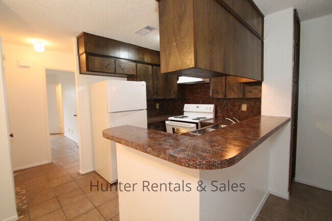 Building Photo - Water paid on this 1 bedroom close to post!