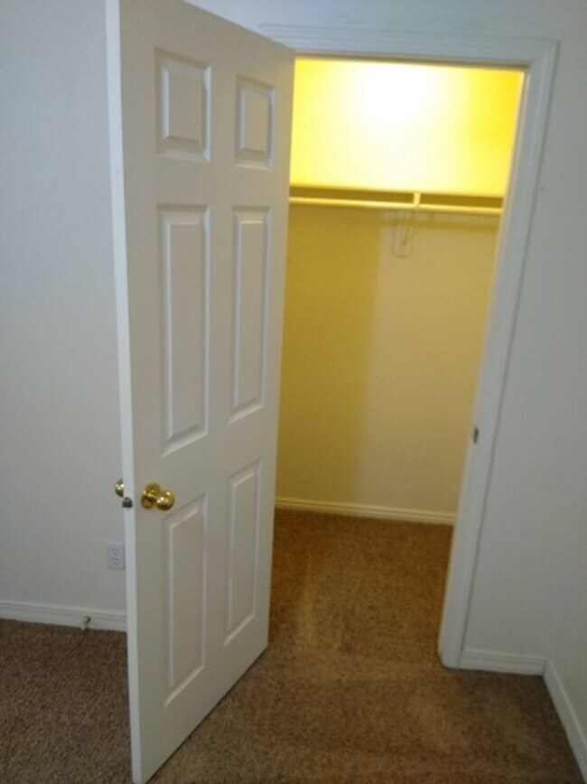 Building Photo - Cozy Student Housing! Private Rooms Available with Private Bathroom!