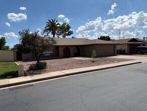 Building Photo - 923 W Posada Ave