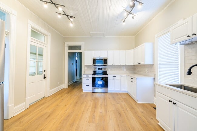 Building Photo - NOW AVAILABLE!!!  Charming, Renovated 2 Bed, 1 Bath East Nashville Home, Minutes to Five Points &...