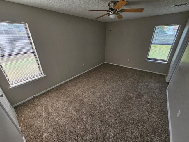 Building Photo - PREMIUM RENTAL! 3BR/2BA | Stone Fireplace & Hardwoods | Fenced Yard!