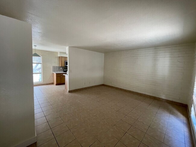 Building Photo - Remodeled 2 Bed / 2 Bath in Lovely Community – Pool, Covered Parking & Great Location