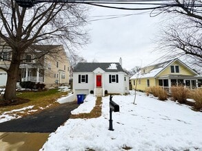 Building Photo - Charming 3 Bed 3 Bath Sitting On A Large Lot In Beautiful Summit Veitch