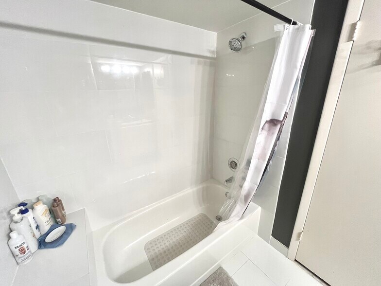 guest shower - 9366 Chelsea Dr N
