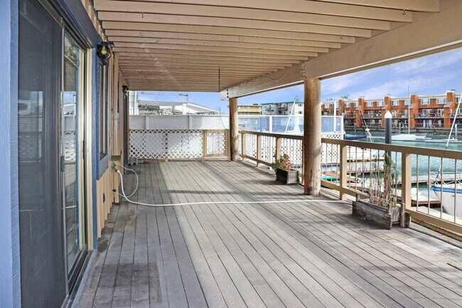Building Photo - 18 Mooring Road, Unit 18