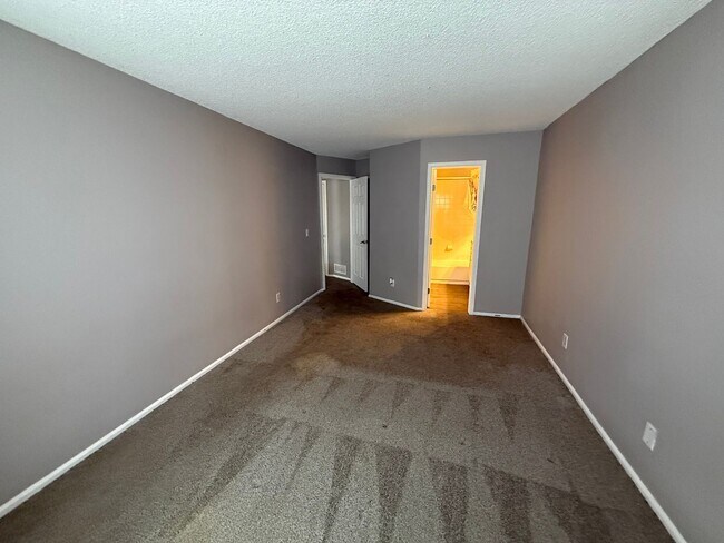 Building Photo - Spacious Aurora Townhome