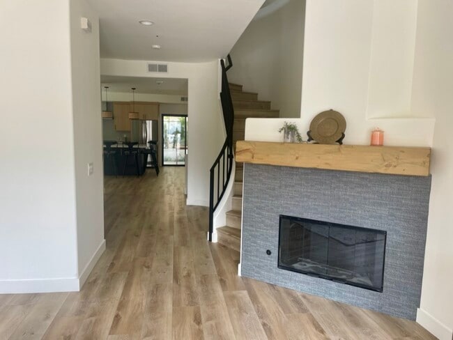 Building Photo - 162 Avenida Florencia