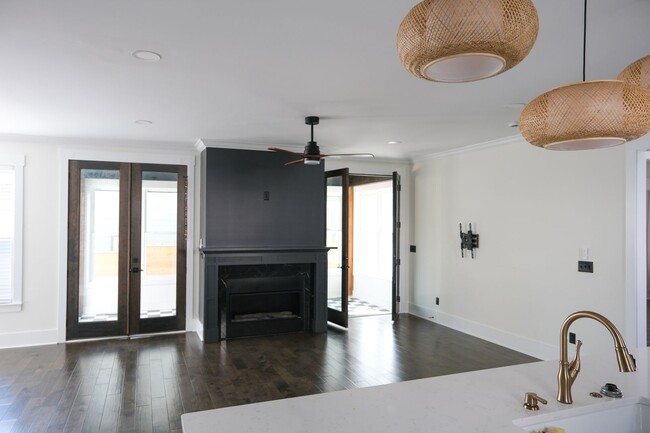Building Photo - 5 Bedroom/4 Bath house in Prime Location!