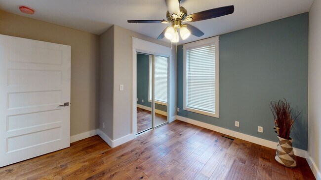 Building Photo - Renovated 6BR/4BA Cottage in Fort Sanders ...