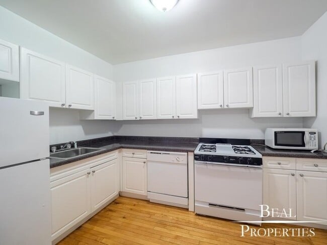 Building Photo - 2 bedroom in DEERFIELD IL 60015