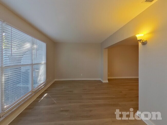 Building Photo - 2063 Los Lomas Dr