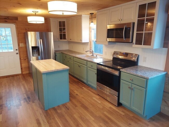 Building Photo - 8 Phillips St