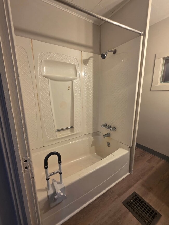 Building Photo - 2012 Pine Ave