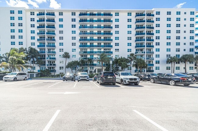 Building Photo - 7501 E Treasure Dr