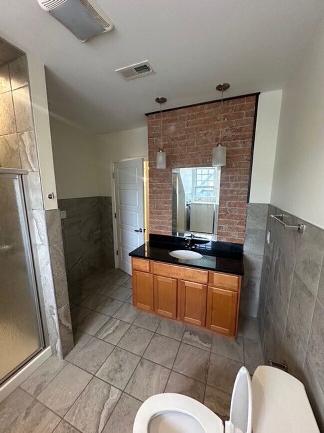 Building Photo - 15 Strathallan Park