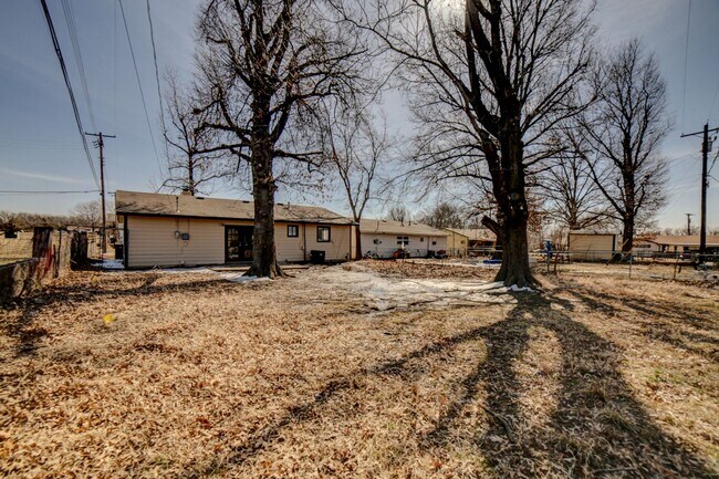 Building Photo - 2120 S Main St