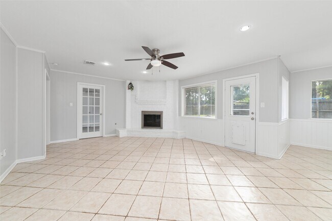 Building Photo - 25602 Oakhurst Dr