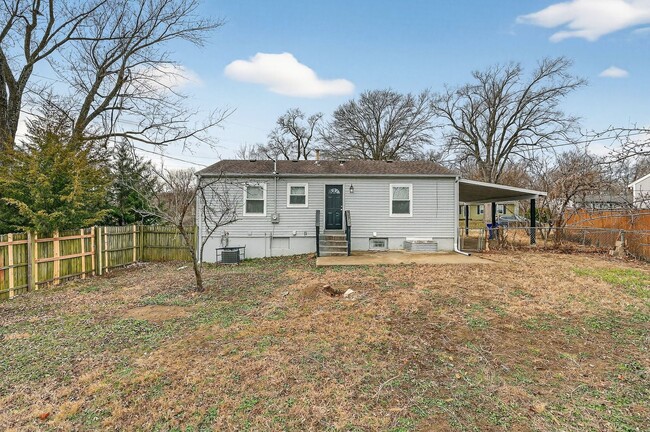 Building Photo - Hard-to-Find 6-Bedroom Home in Grandview!