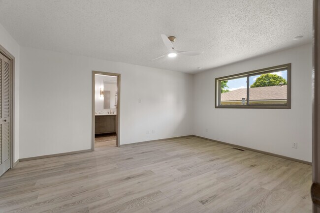 Building Photo - 506 Jenny Wren St