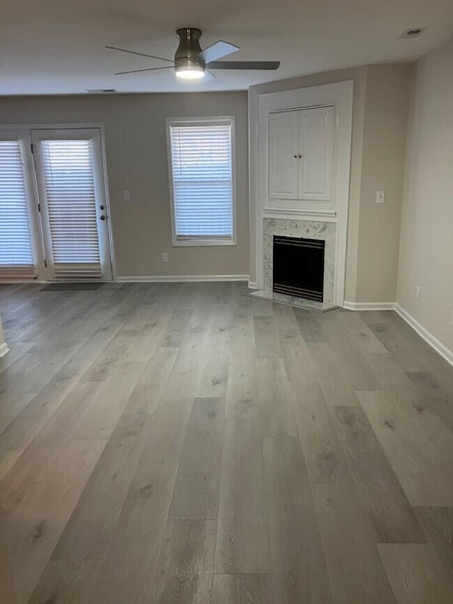 Building Photo - 908-C