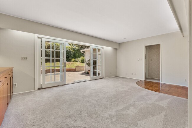 Building Photo - 4020 Vía Picaposte