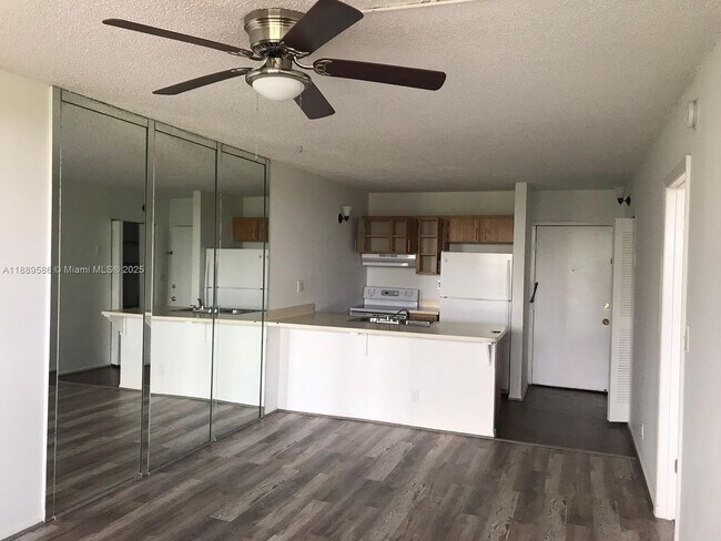 Building Photo - 2701 Riverside Dr