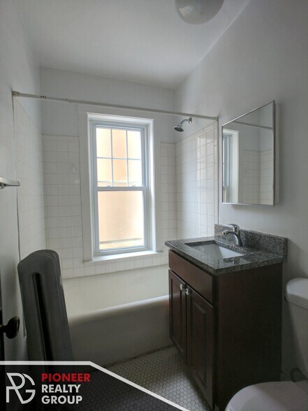 Building Photo - 2122 W Ainslie St