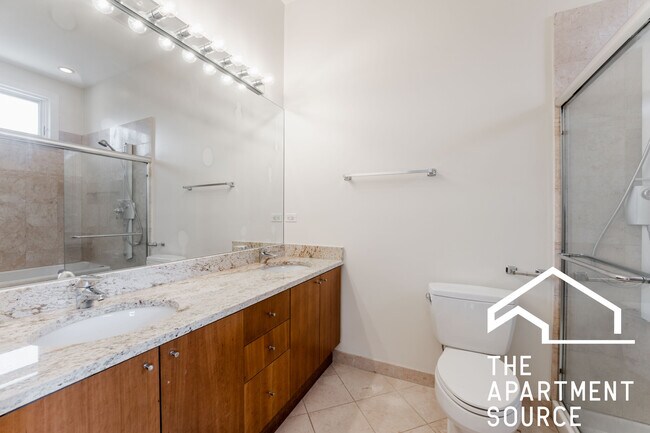 Building Photo - 1356 W Augusta Blvd