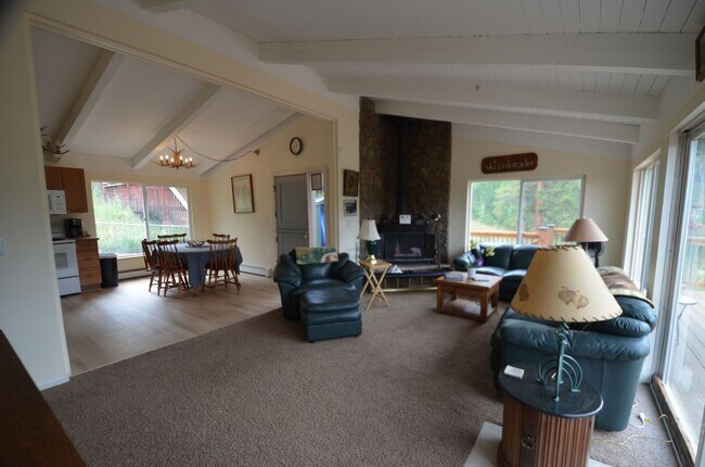 Building Photo - Peak 7 Home! Great Deck and Views! 9 month...
