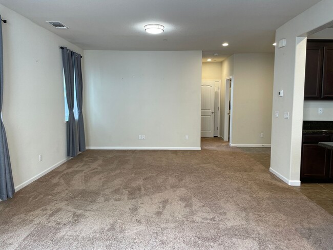 Building Photo - 3845 Lookout Dr