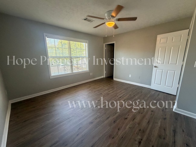 Building Photo - 5 E Newnan Rd