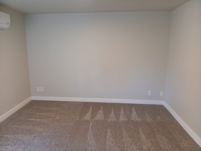 Building Photo - Stunning 4-bedroom 3-bathroom home in Santa Fe! Showings available NOW!