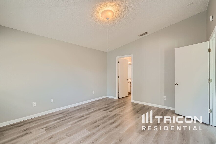 Building Photo - 11809 Brenford Crest Dr