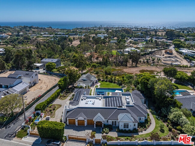 Building Photo - 6671 Dume Dr
