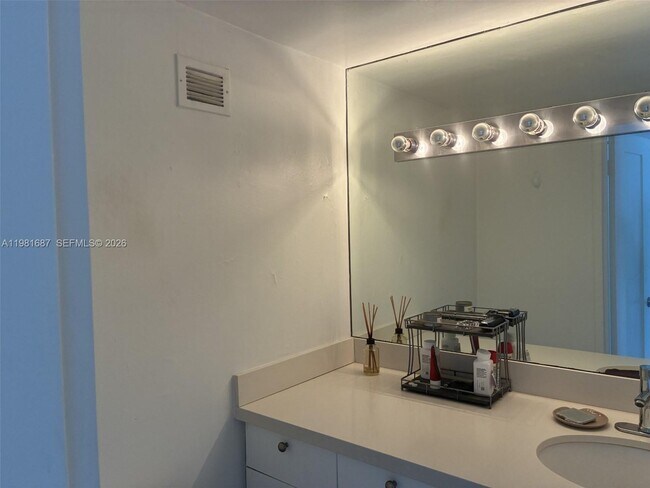 Building Photo - 1000 West Ave