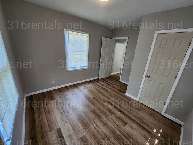 Building Photo - $895 - 3 bedroom / 1 bathroom - Single Fam...