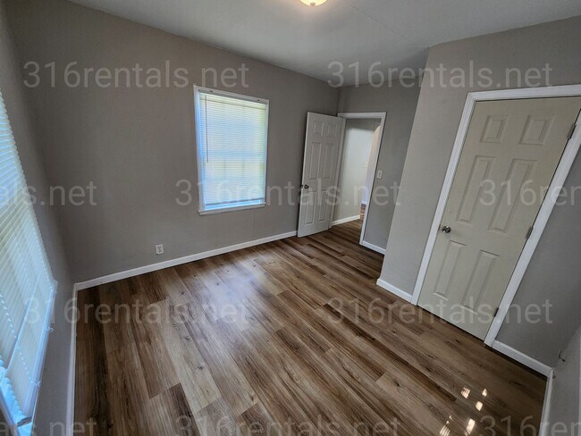 Building Photo - $950 - 3 bedroom / 1 bathroom - Single Fam...