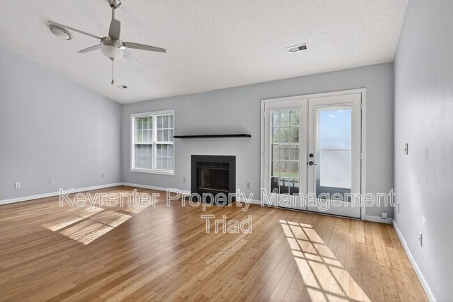 Building Photo - 10 Manor Ridge Ct