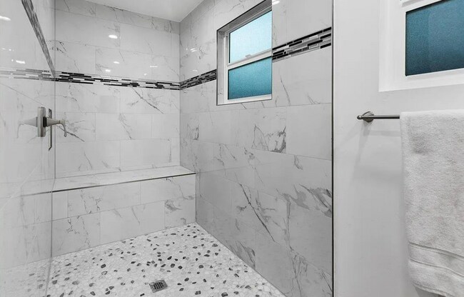 Building Photo - Modern 2 Bed, 2 Bath Bay Park Gem with Exp...